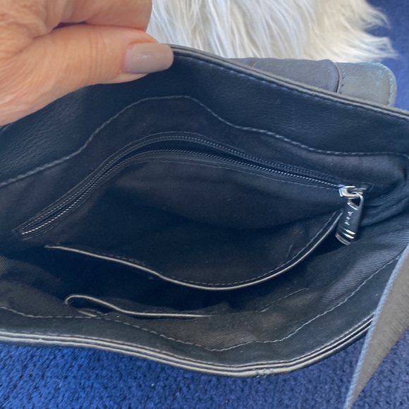 Tumi gently used black leather cross body bag - unisex - Picture 3 of 6